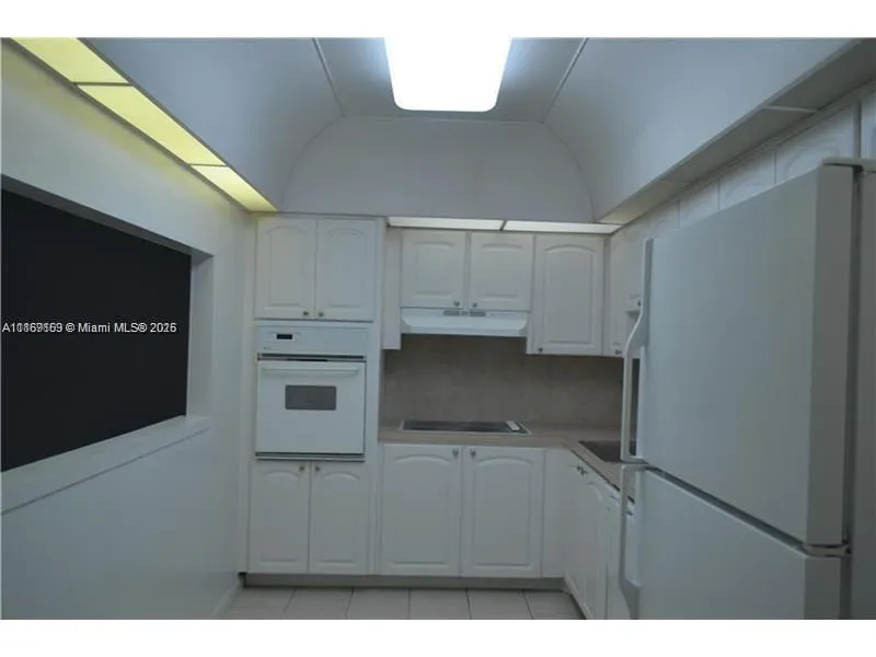 19390 Collins Ave, #203