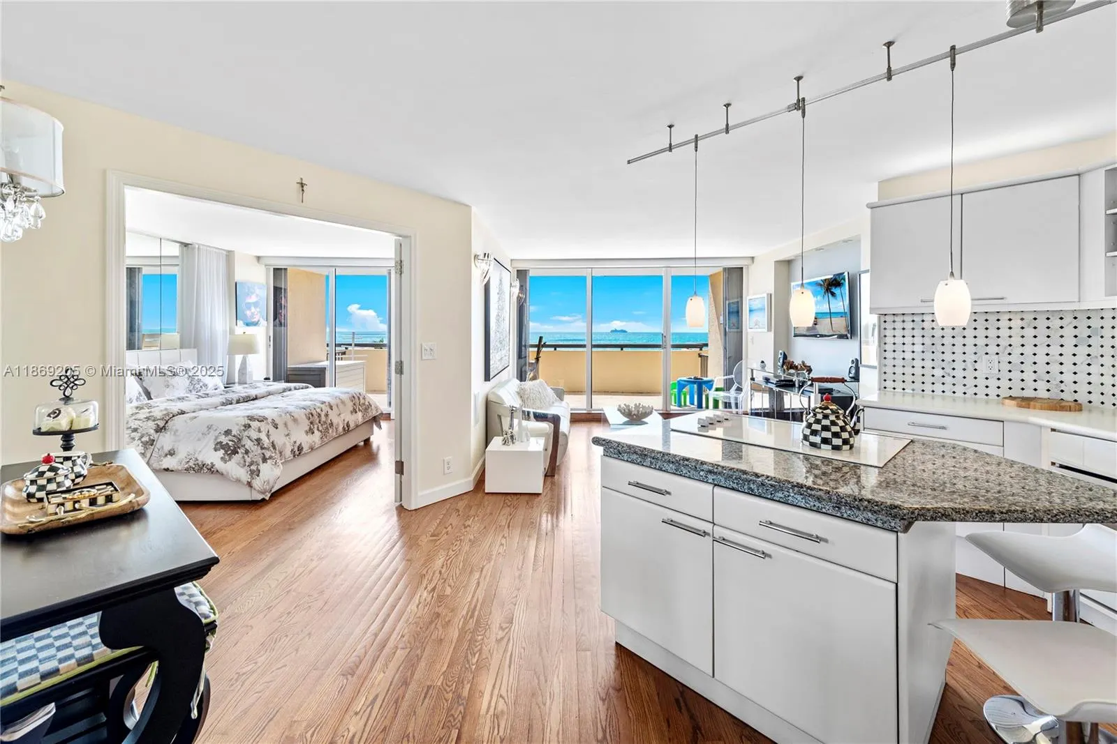 2555 Collins Ave, #607