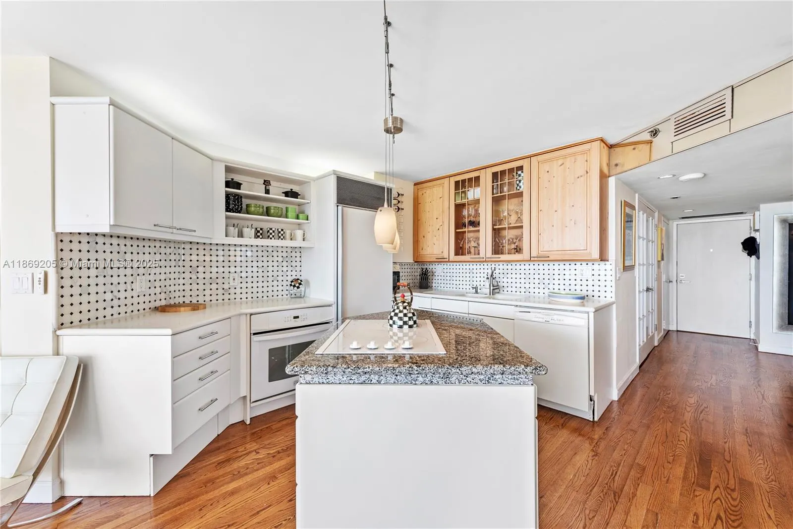 2555 Collins Ave, #607