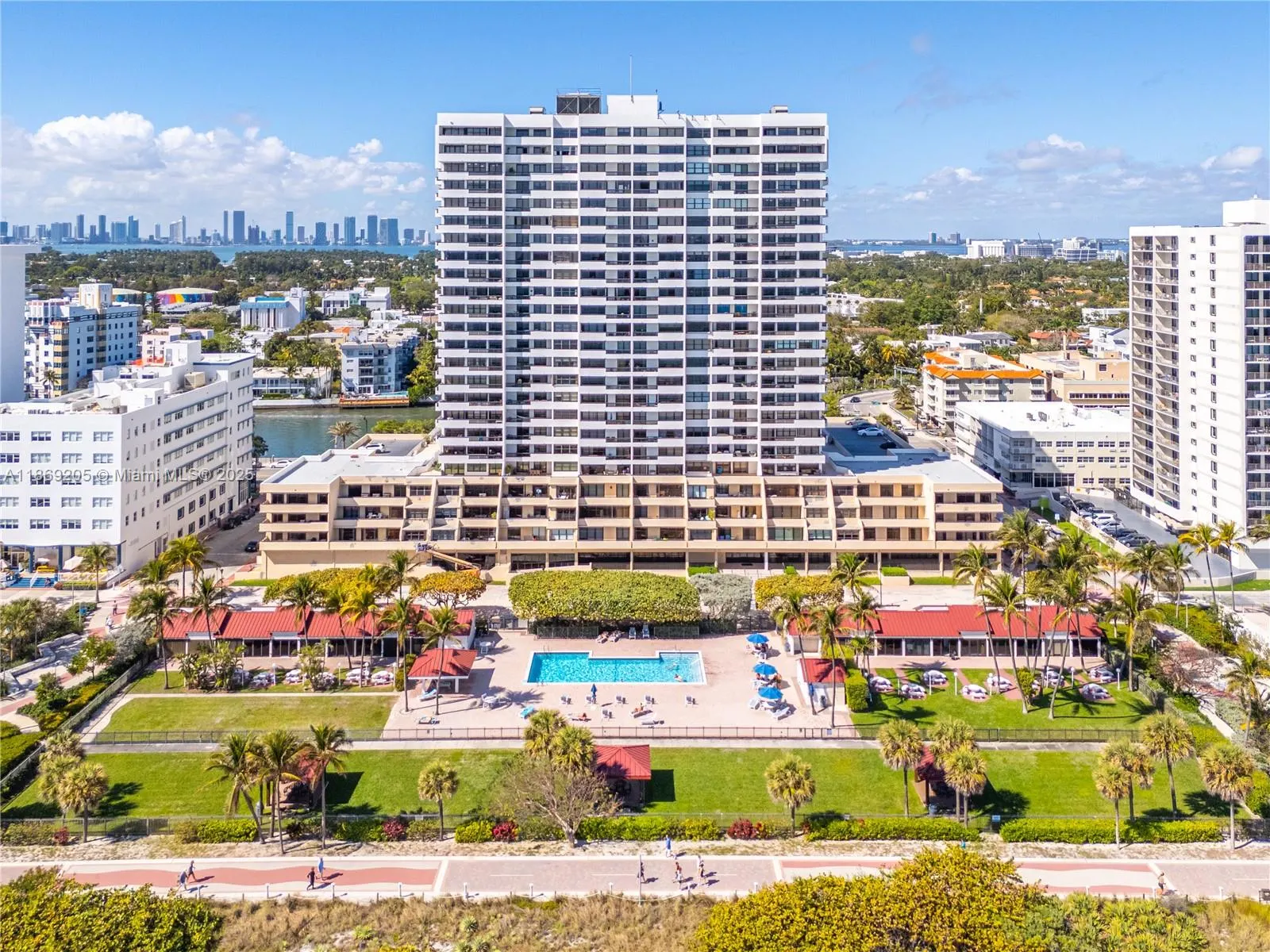 2555 Collins Ave, #607