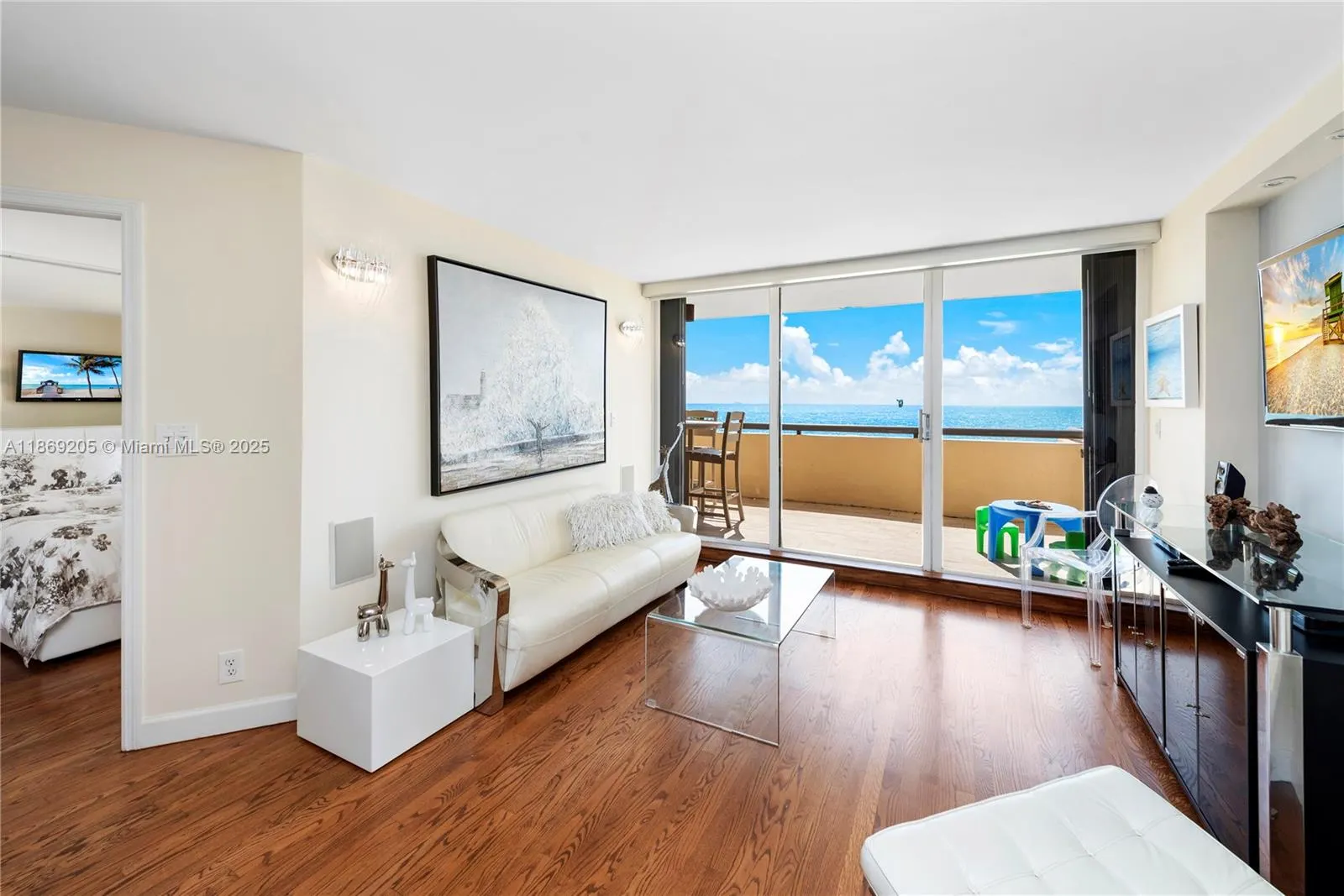 2555 Collins Ave, #607