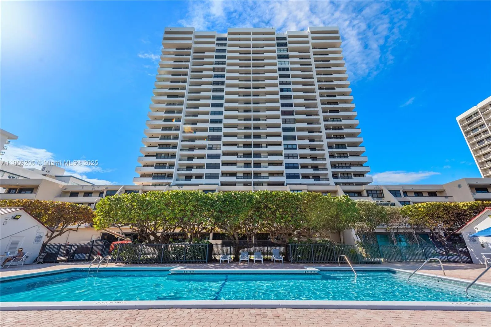 2555 Collins Ave, #607