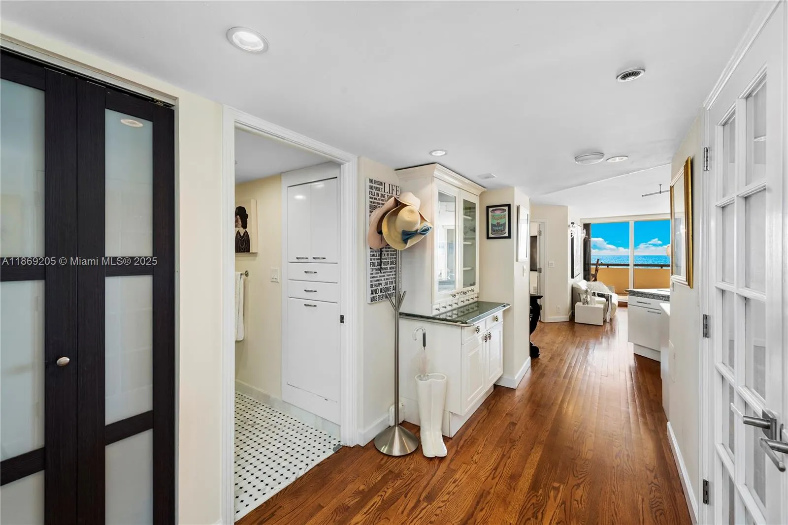 2555 Collins Ave, #607