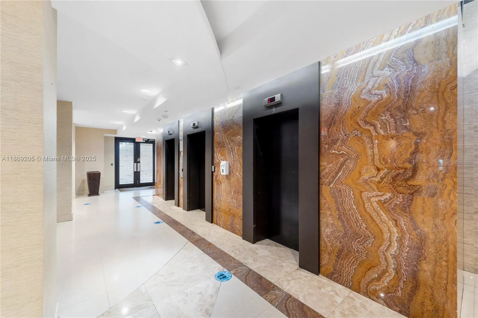 2555 Collins Ave, #607