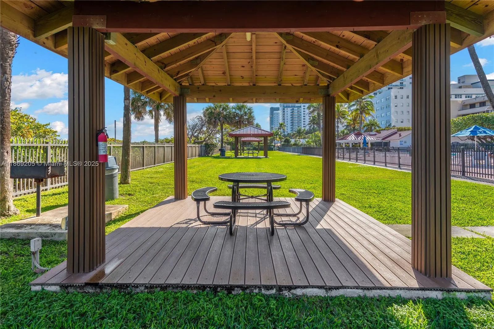 2555 Collins Ave, #607