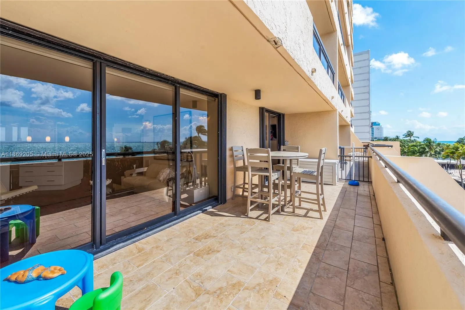 2555 Collins Ave, #607