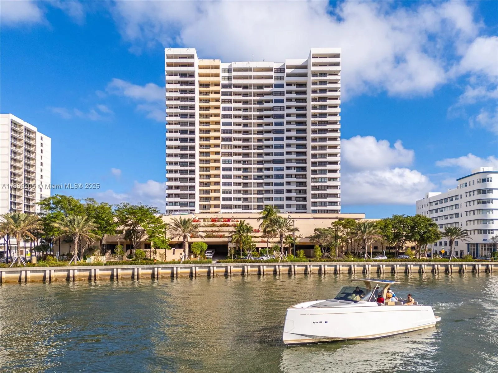 2555 Collins Ave, #607