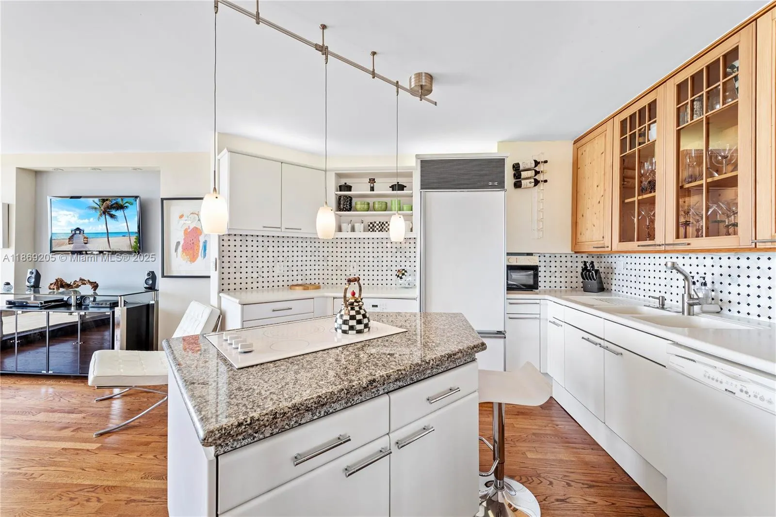 2555 Collins Ave, #607