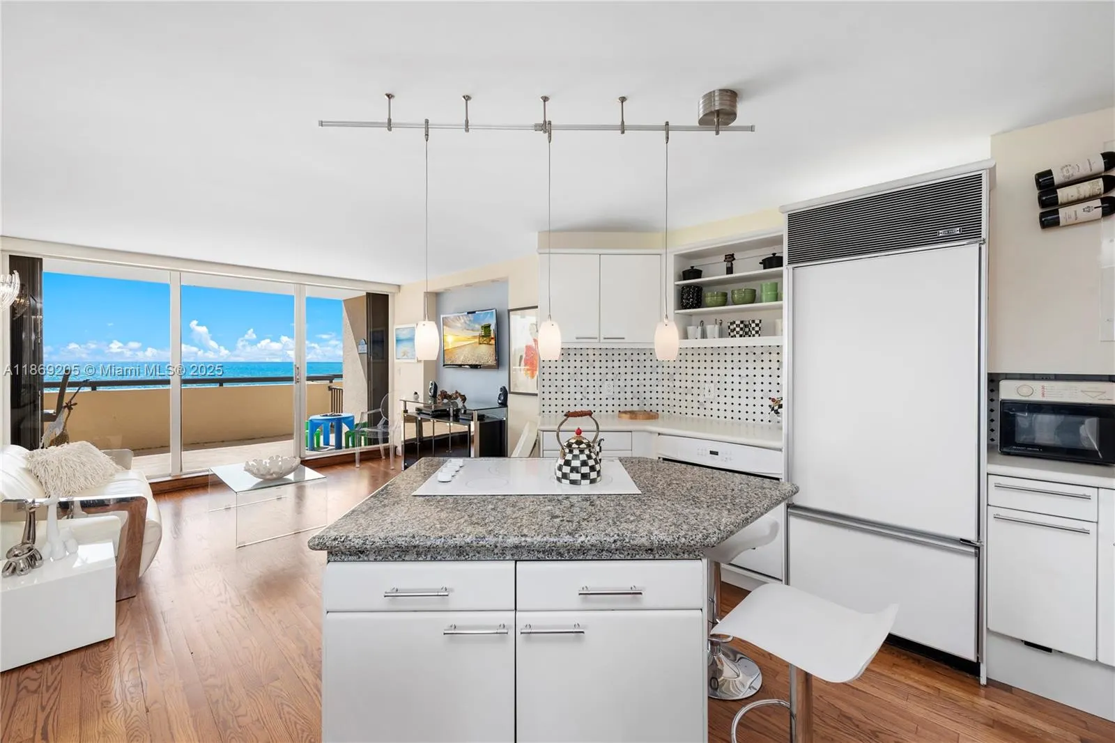 2555 Collins Ave, #607