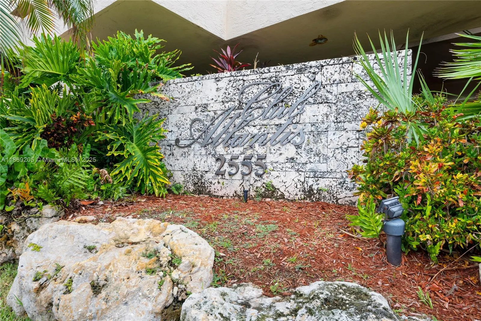2555 Collins Ave, #607
