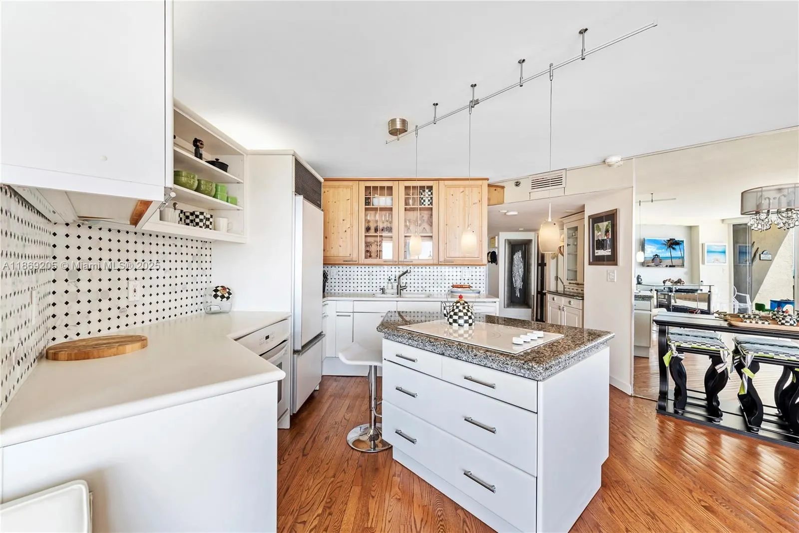 2555 Collins Ave, #607
