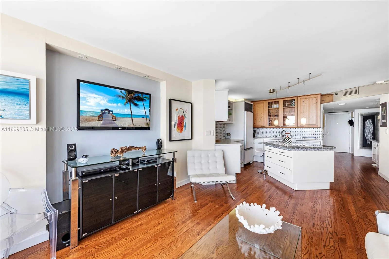 2555 Collins Ave, #607