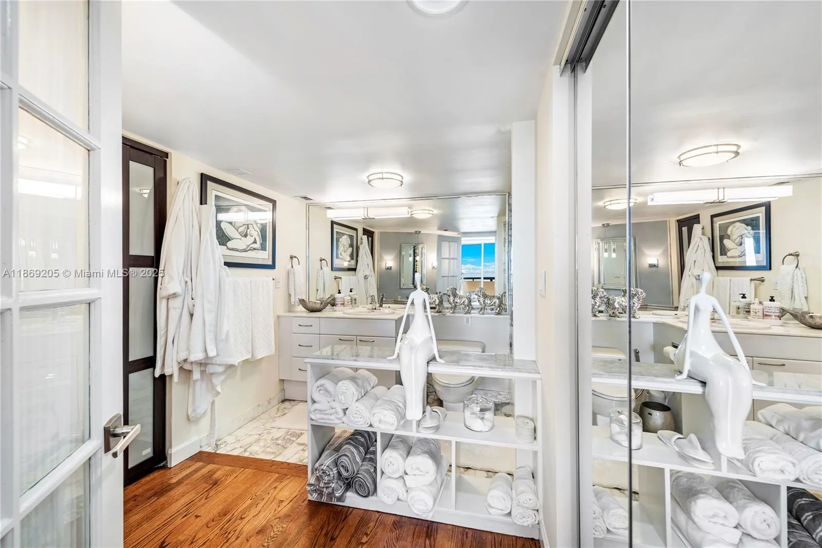 2555 Collins Ave, #607