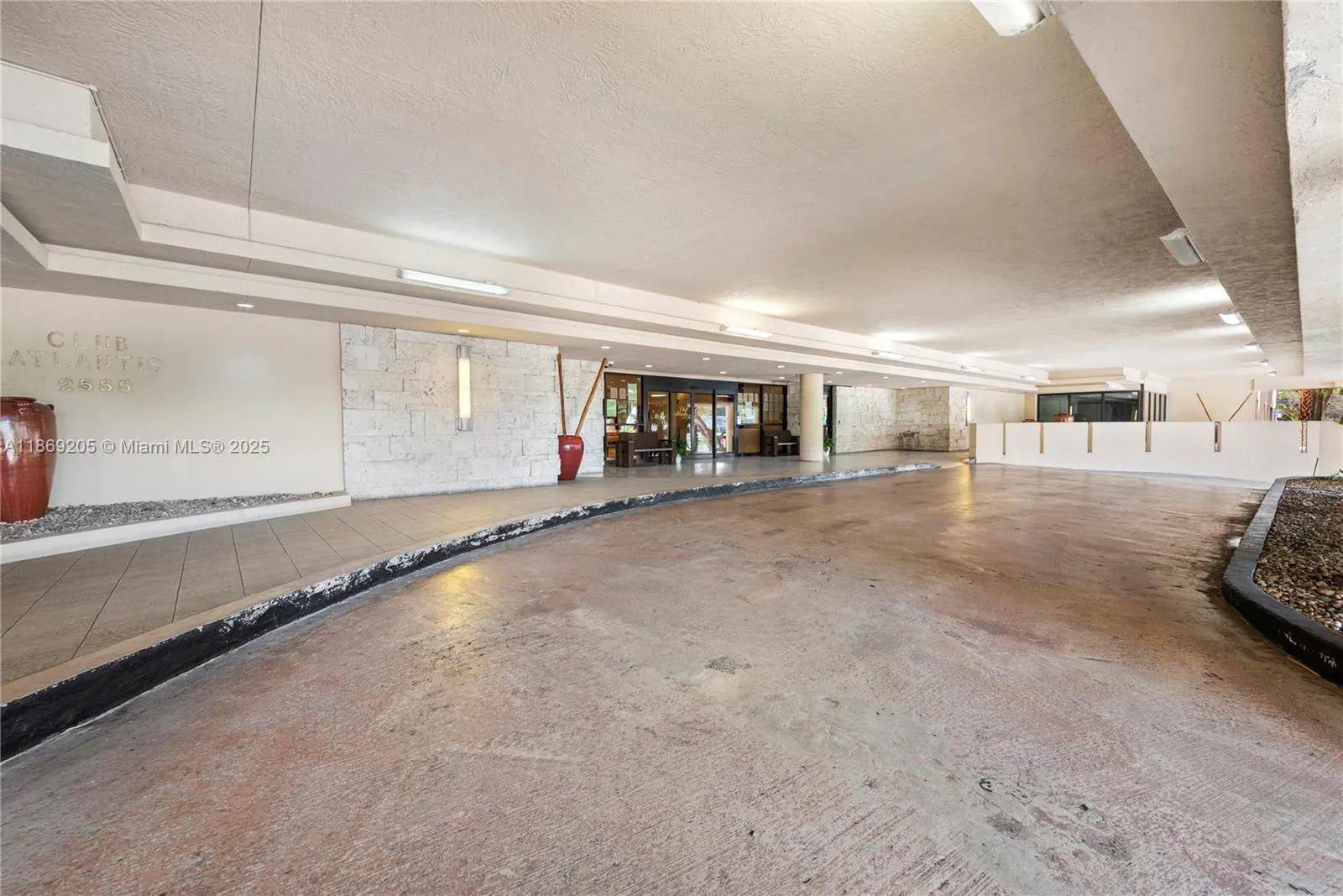 2555 Collins Ave, #607