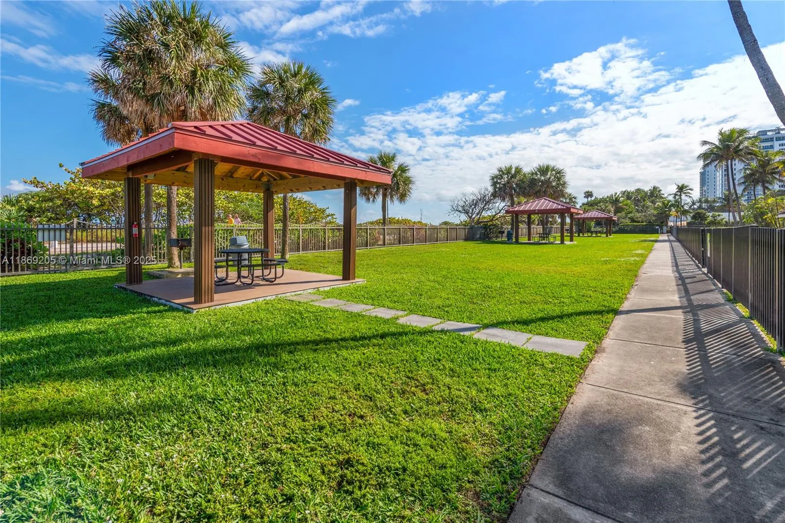 2555 Collins Ave, #607