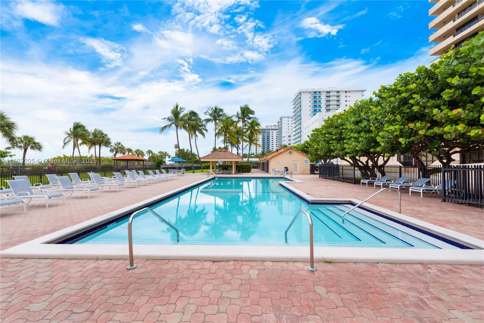 2555 Collins Ave, #607