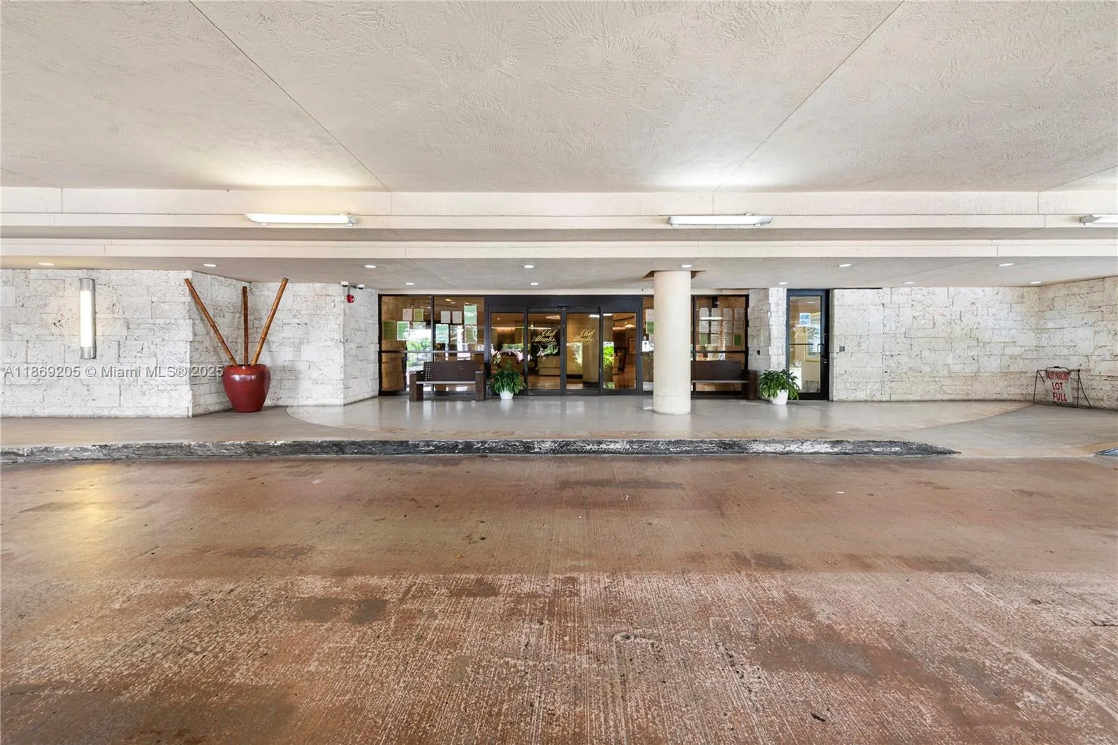 2555 Collins Ave, #607