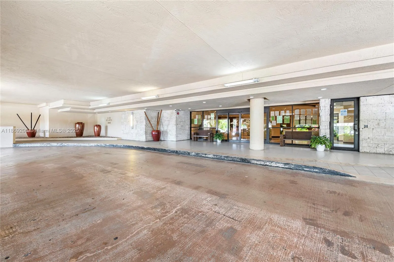 2555 Collins Ave, #607