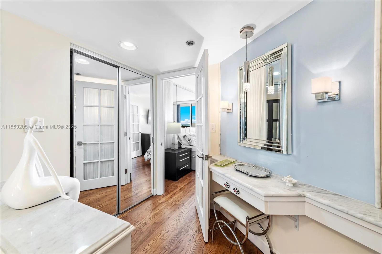 2555 Collins Ave, #607