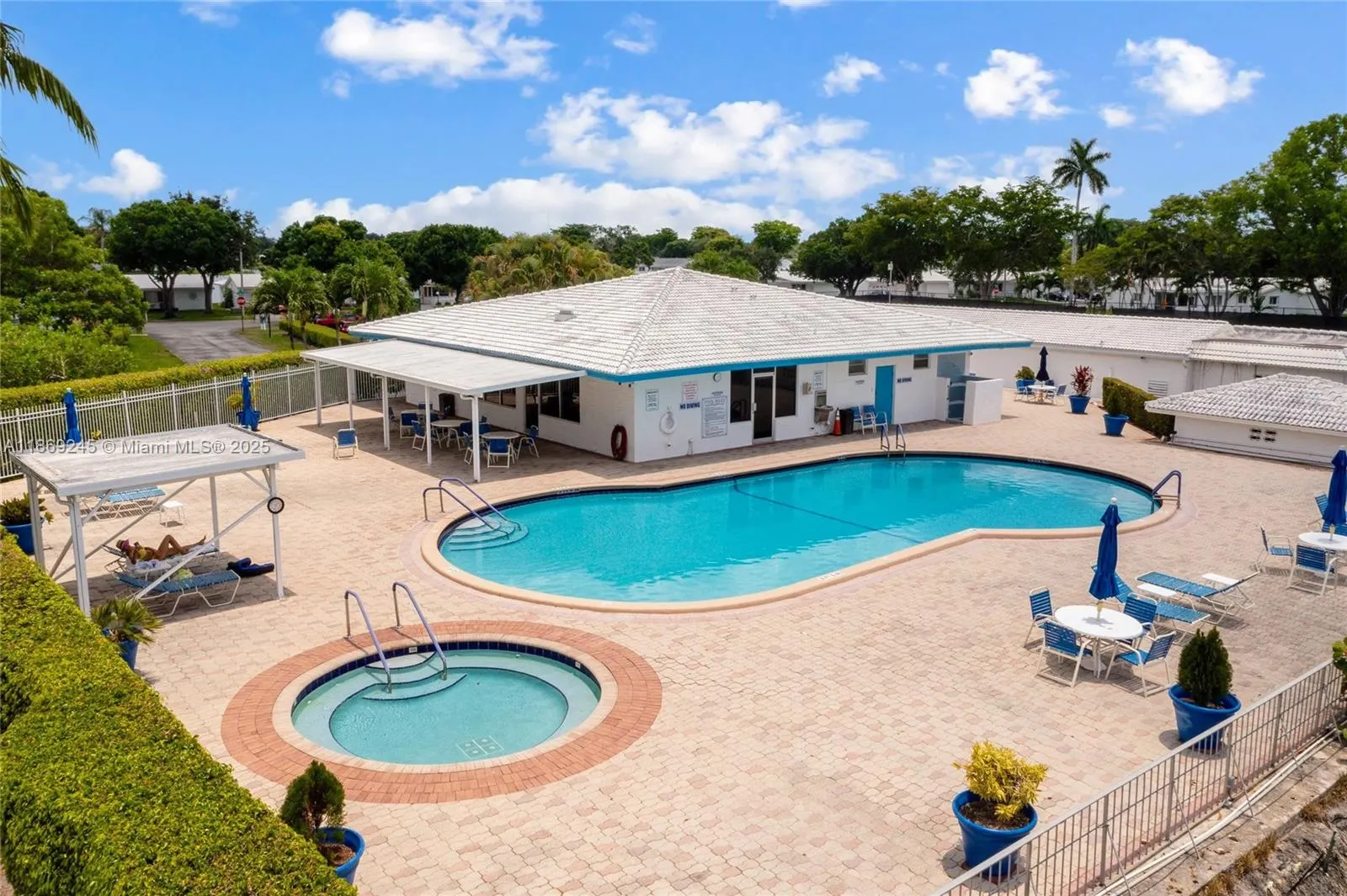 1441 W Campanelli Dr