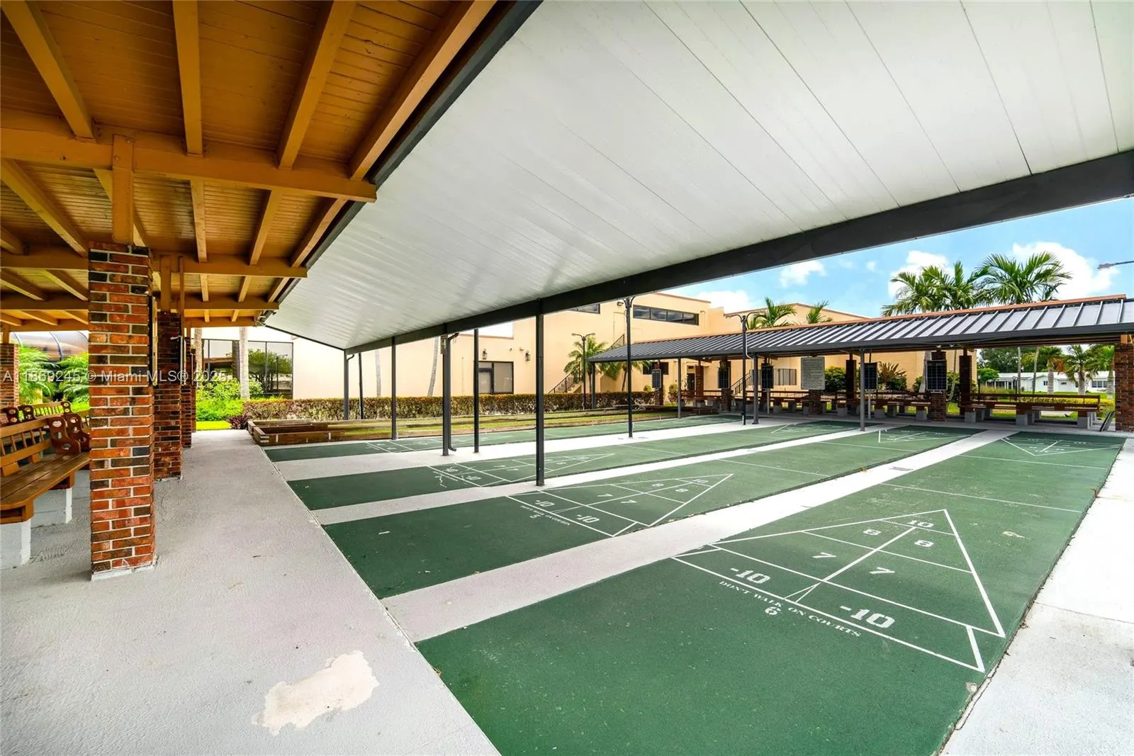 1441 W Campanelli Dr