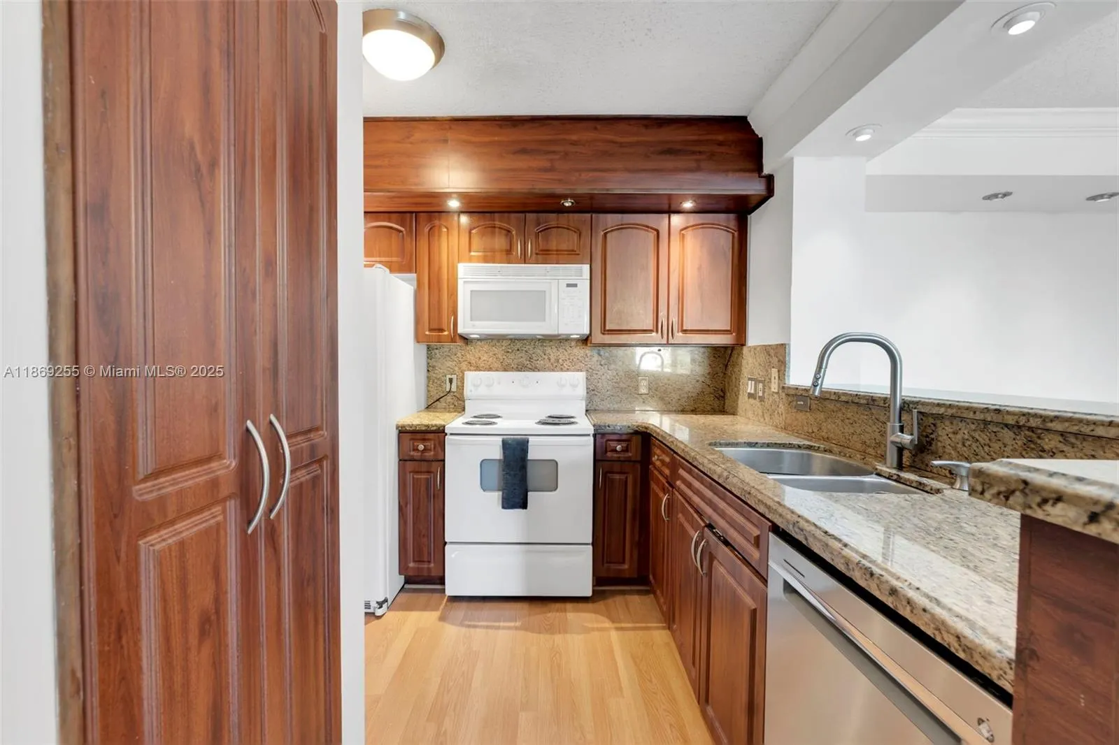 1900 Van Buren St, #206B
