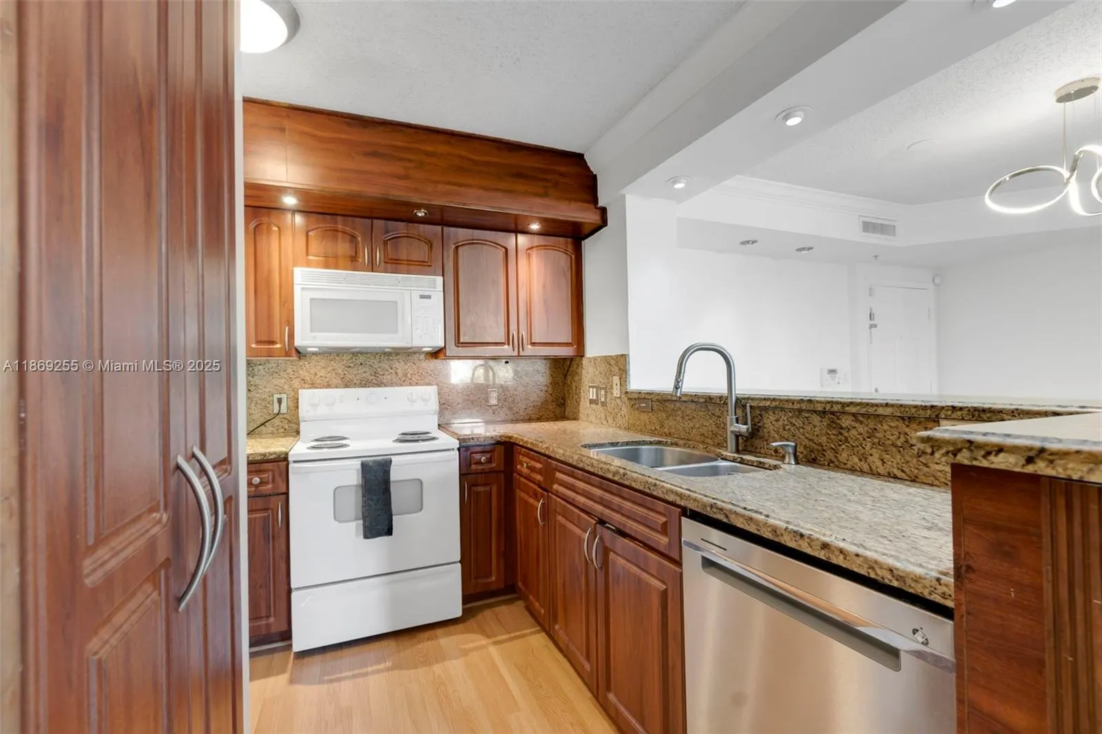 1900 Van Buren St, #206B