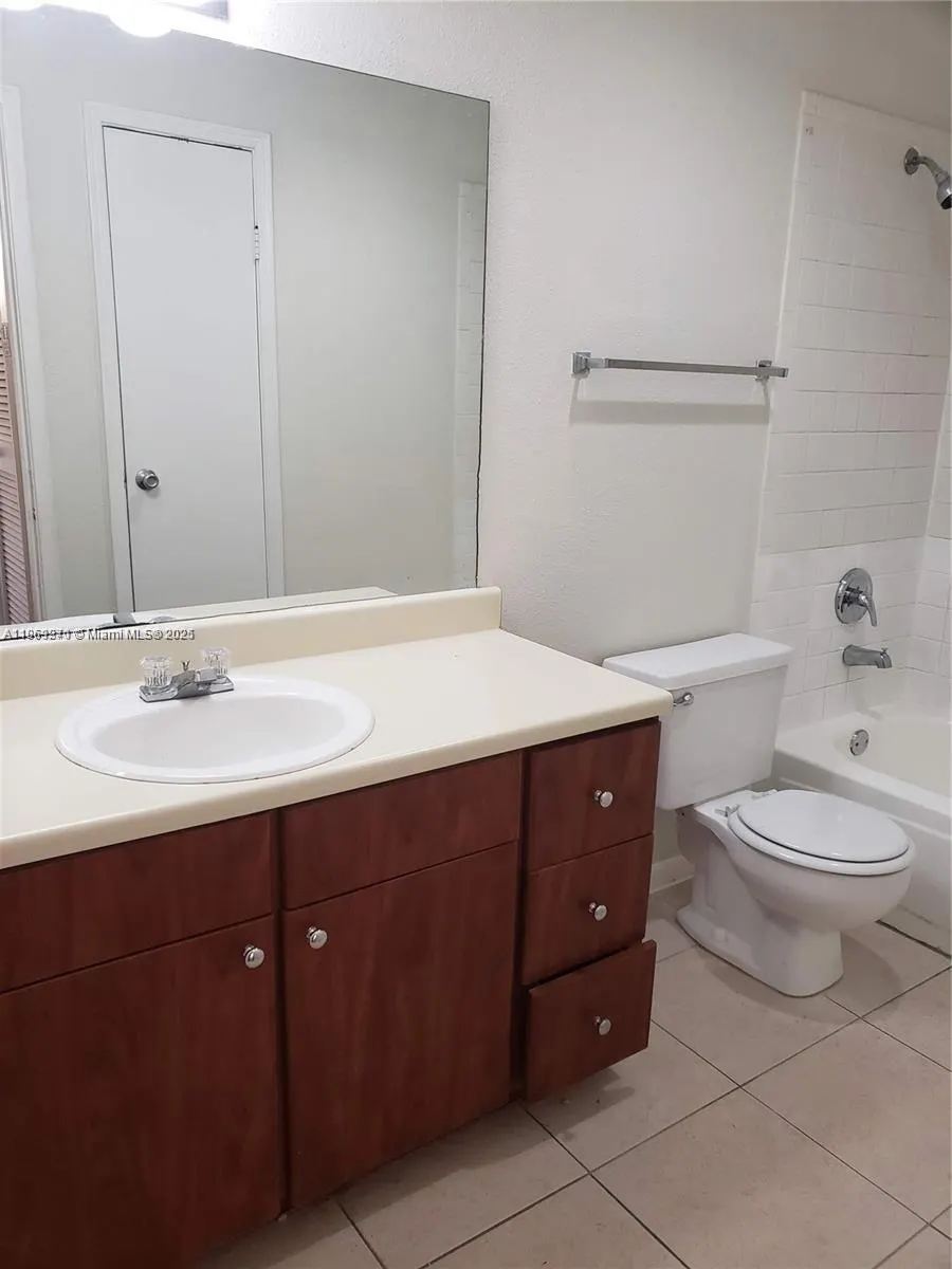 949 Riverside Dr, #427