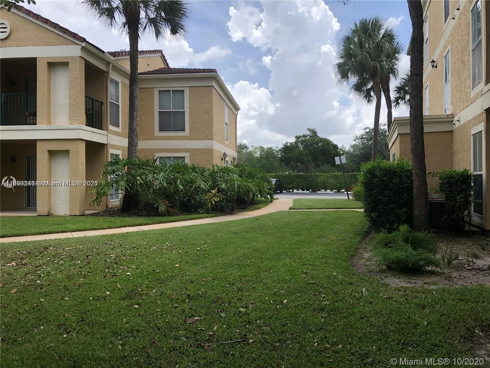 949 Riverside Dr, #427