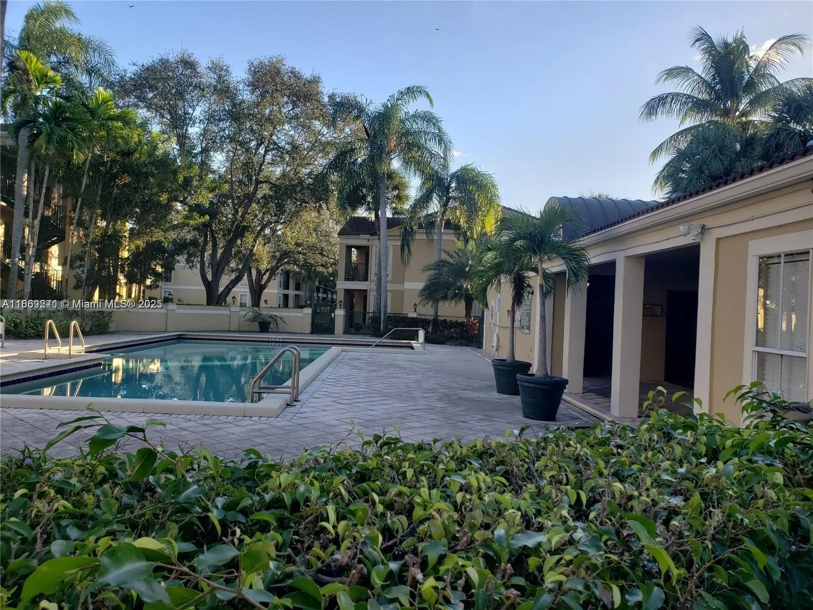 949 Riverside Dr, #427