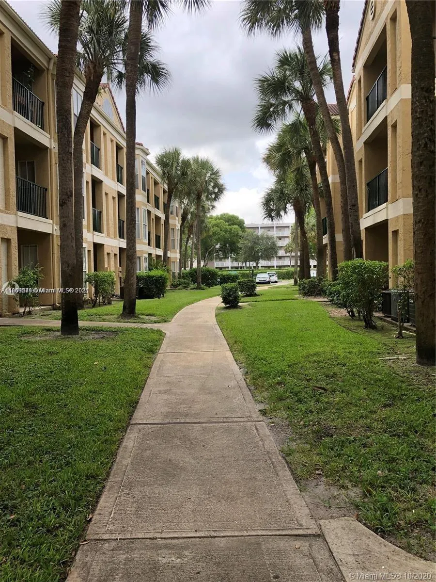 949 Riverside Dr, #427
