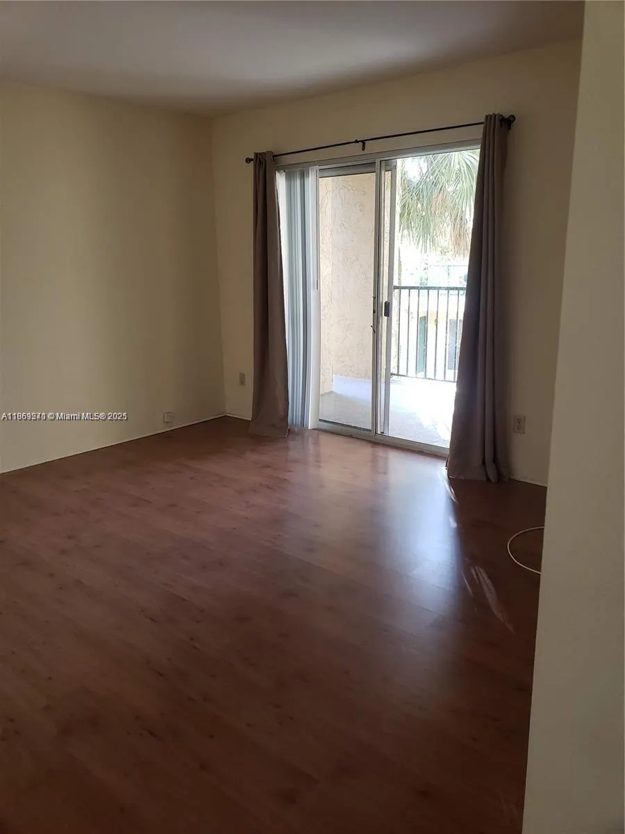 949 Riverside Dr, #427