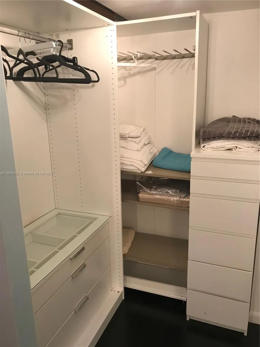 100 Bayview Dr, #221