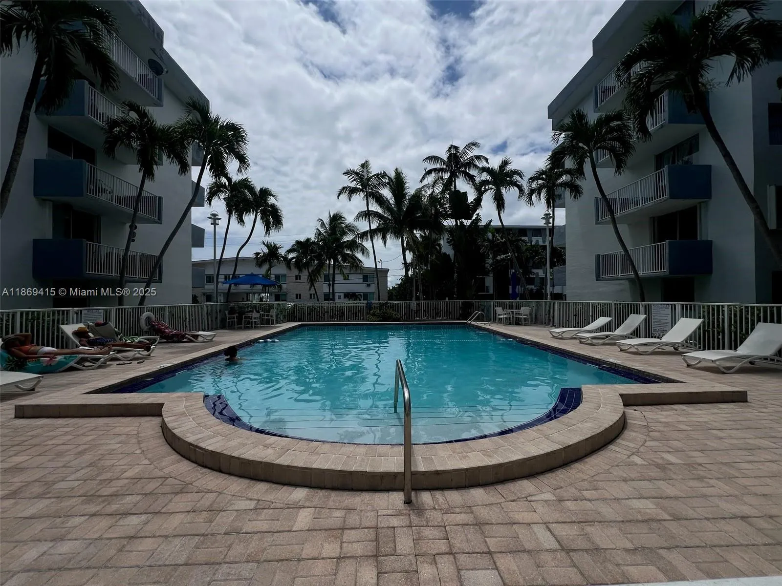 1801 S Treasure Dr, #329