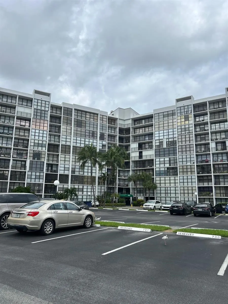 800 Parkview Dr, #406