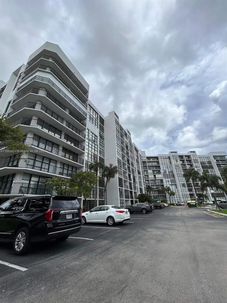 800 Parkview Dr, #406