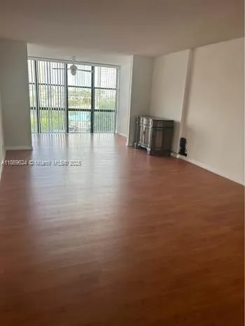 800 Parkview Dr, #406