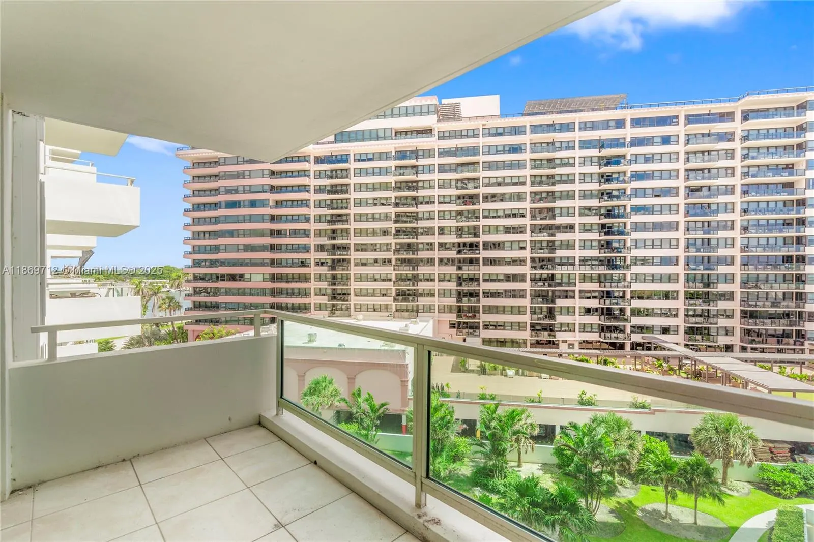 5161 Collins Ave, #701