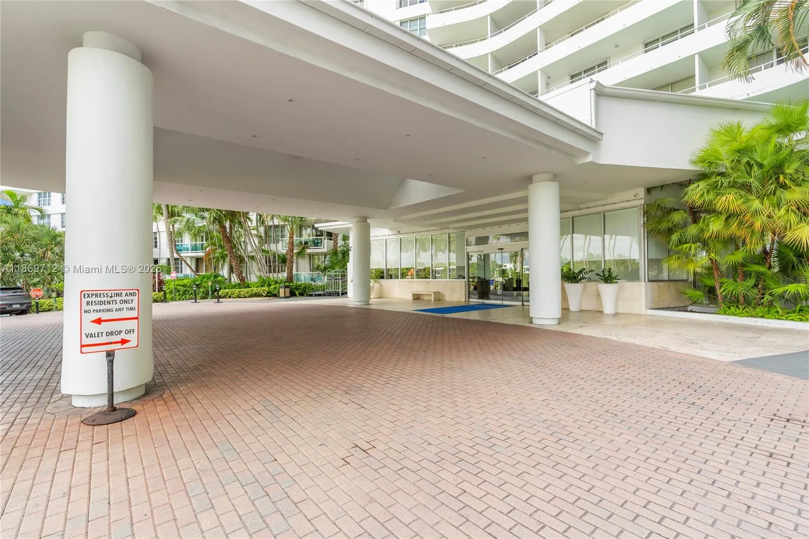 5161 Collins Ave, #701