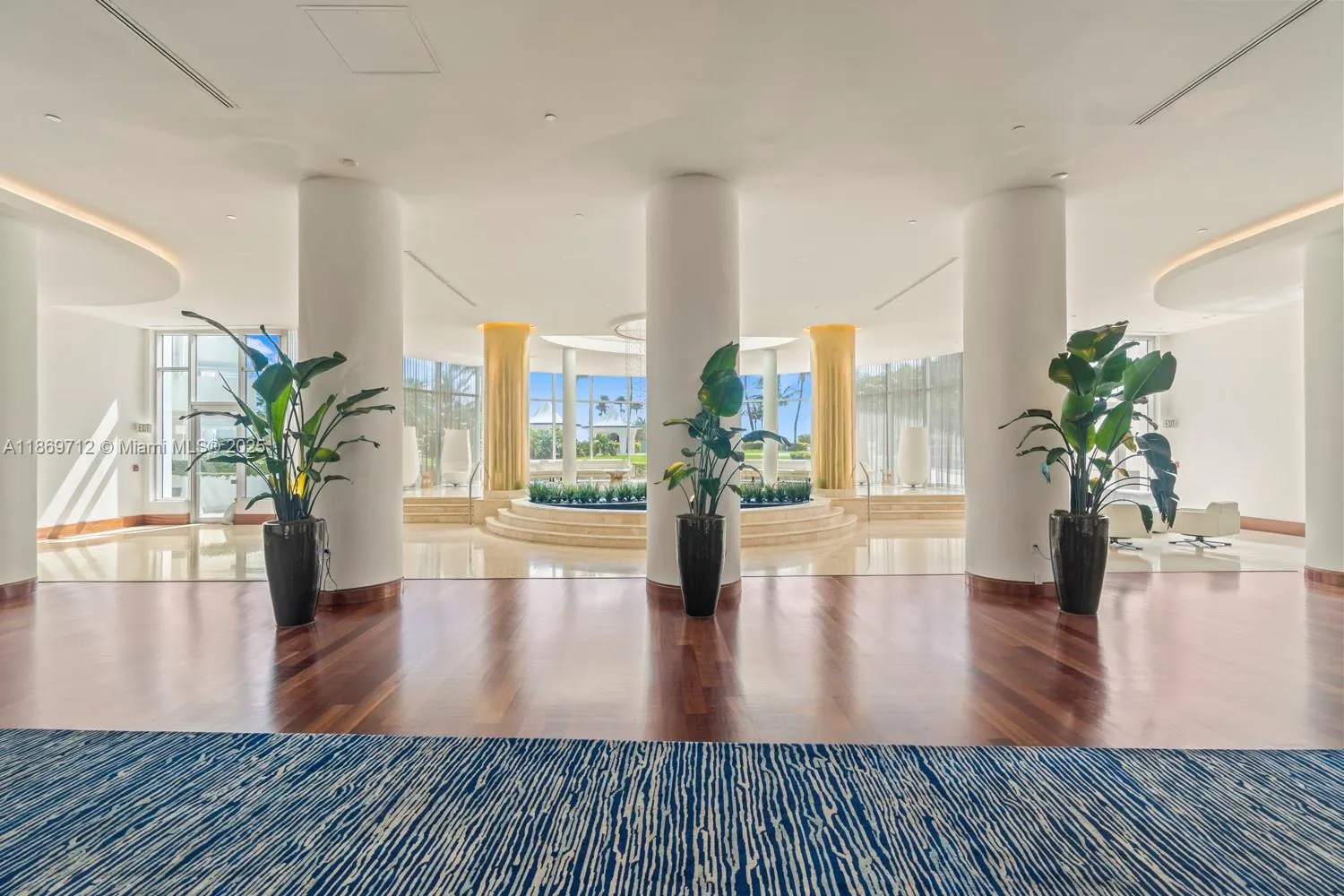 5161 Collins Ave, #701