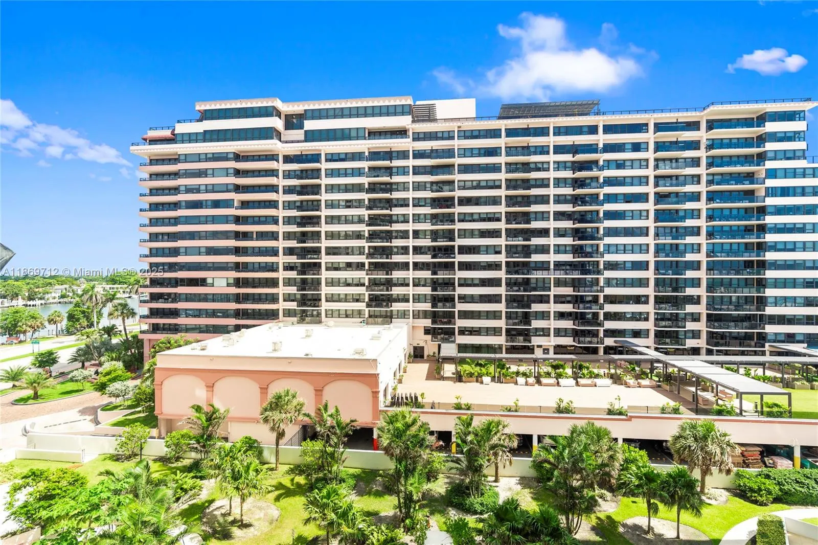 5161 Collins Ave, #701