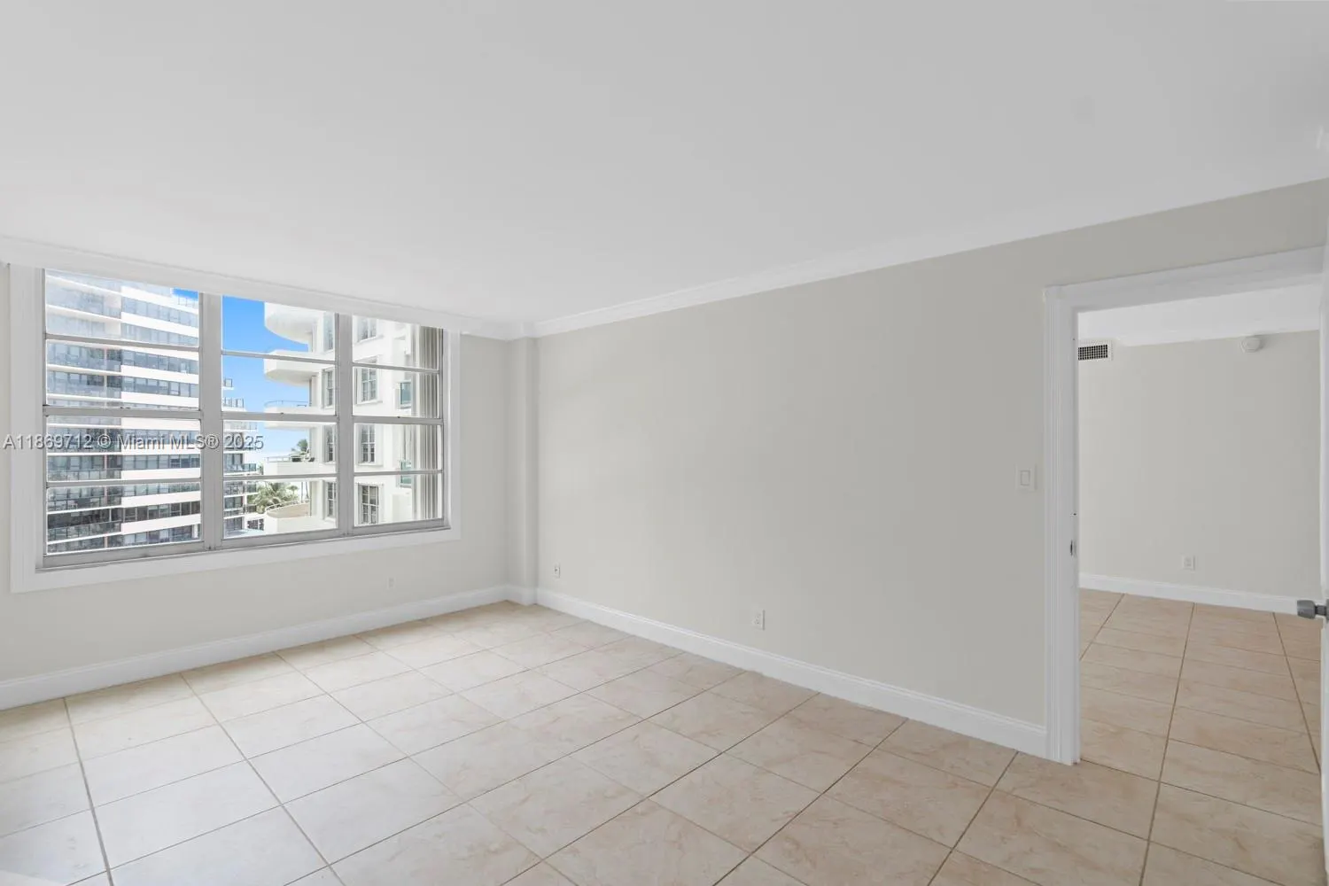 5161 Collins Ave, #701