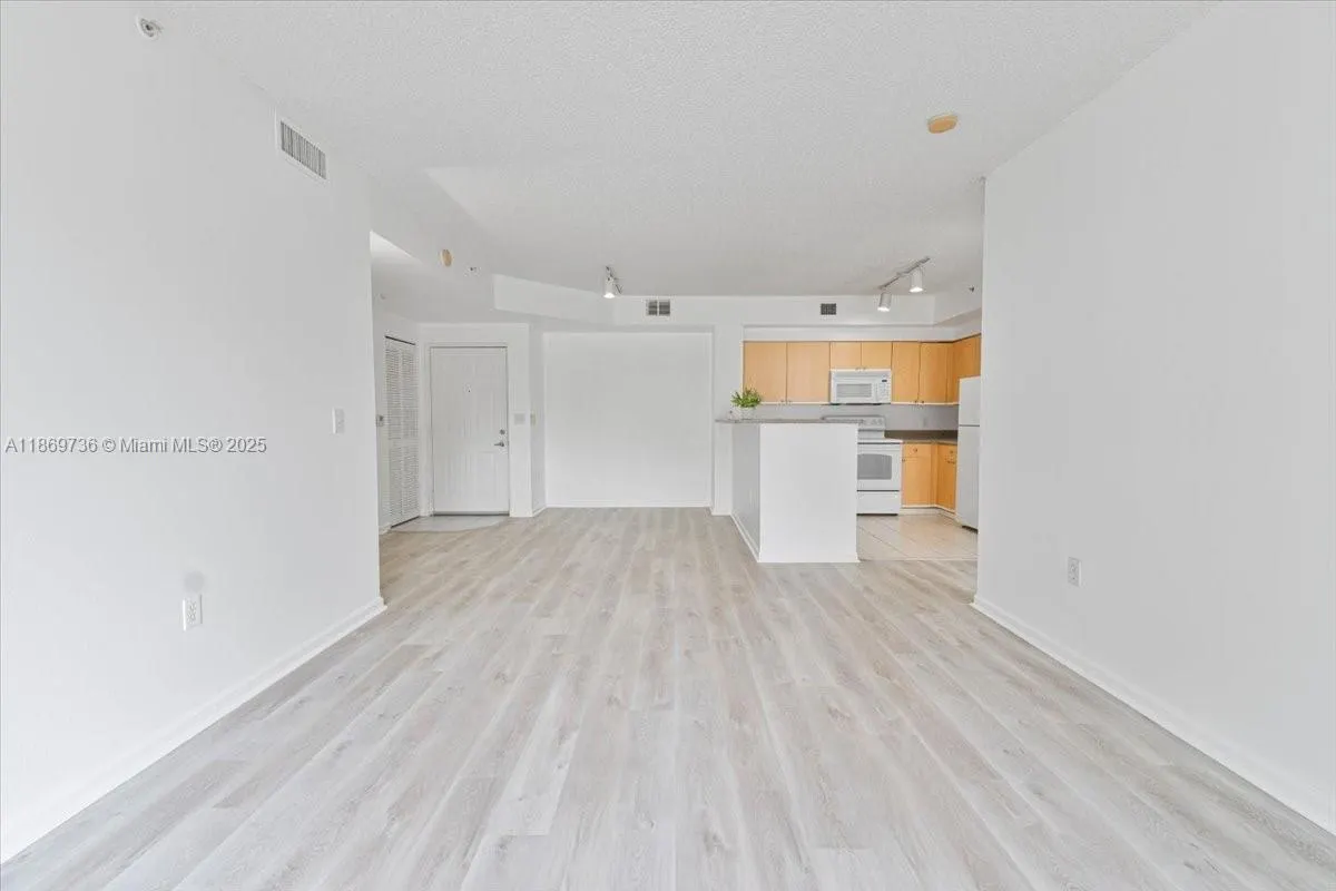 7910 N Nob Hill Rd, #105