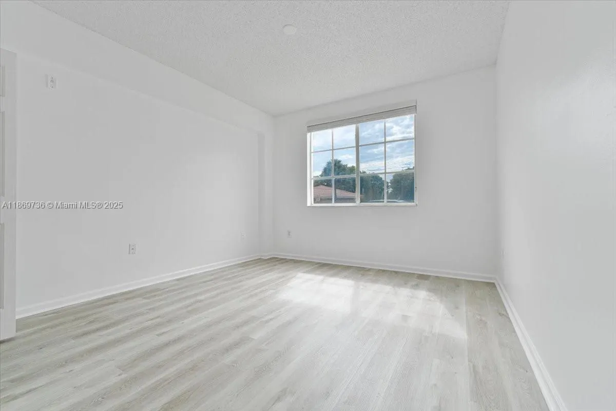 7910 N Nob Hill Rd, #105