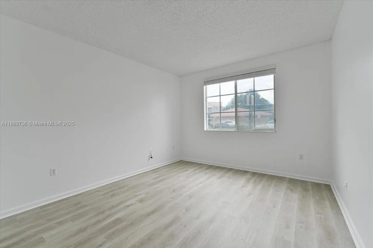 7910 N Nob Hill Rd, #105
