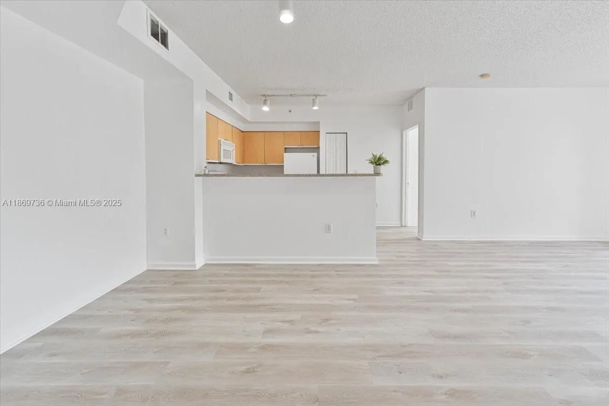 7910 N Nob Hill Rd, #105