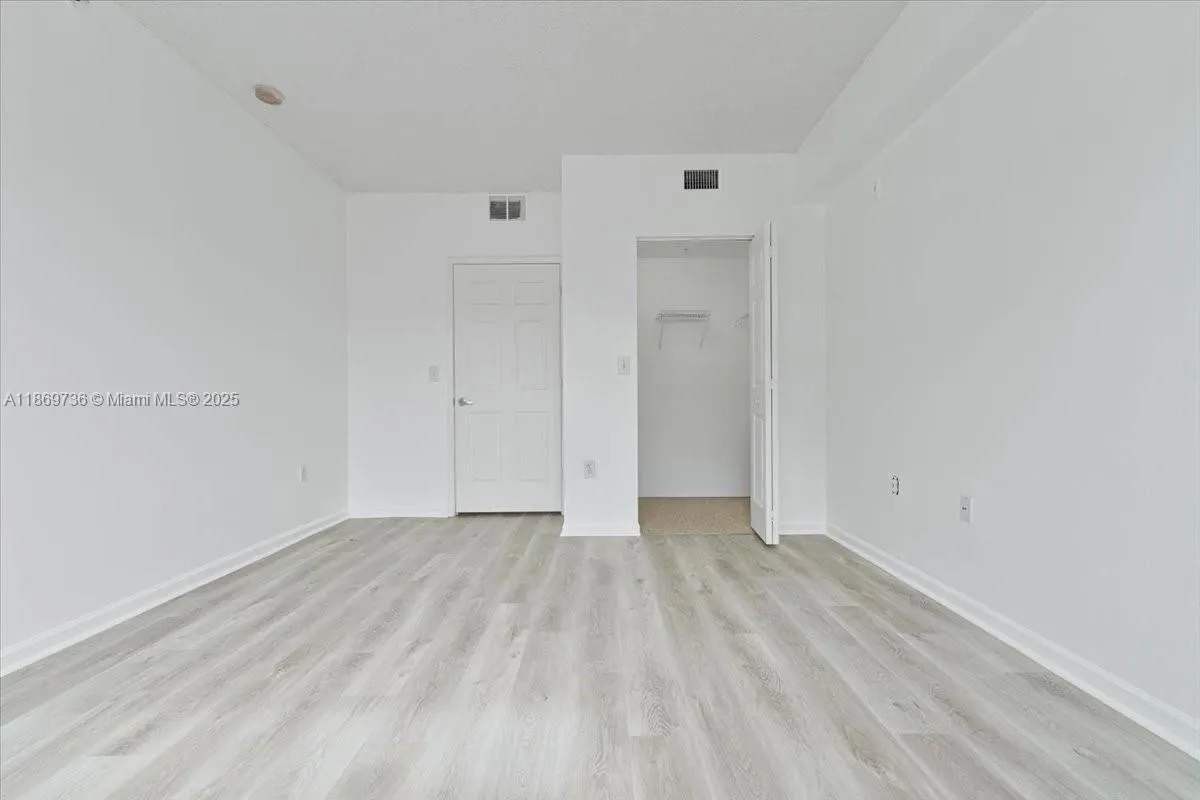 7910 N Nob Hill Rd, #105