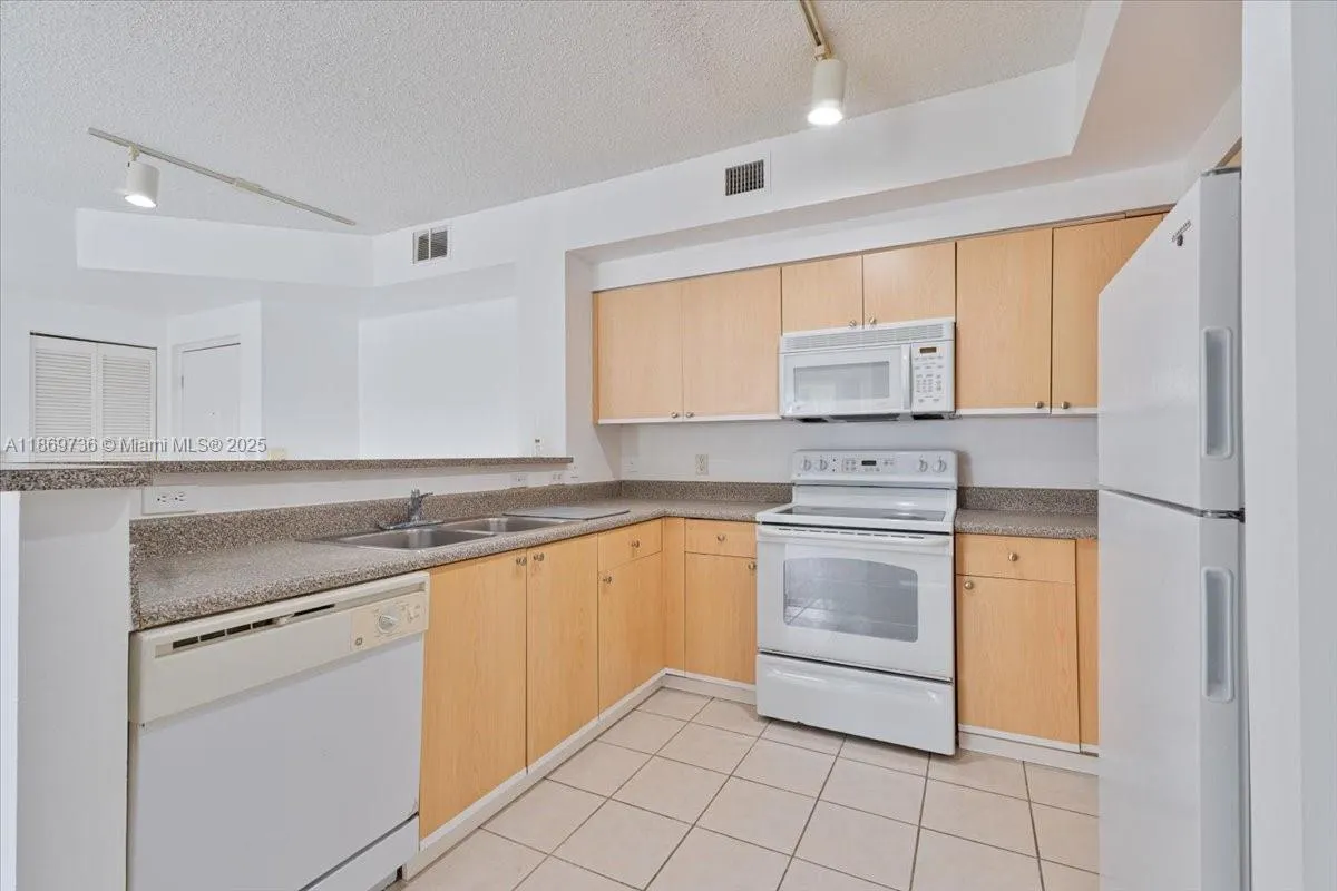 7910 N Nob Hill Rd, #105
