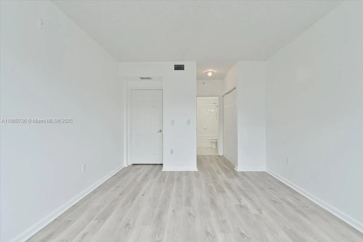 7910 N Nob Hill Rd, #105