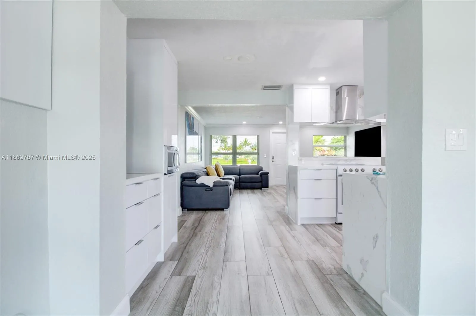 5936 N Farragut Dr
